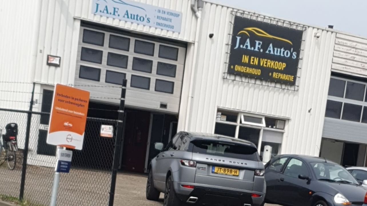 De gevel van J.A.F. Auto's met het bord in en verkoop, onderhoud, reparatie