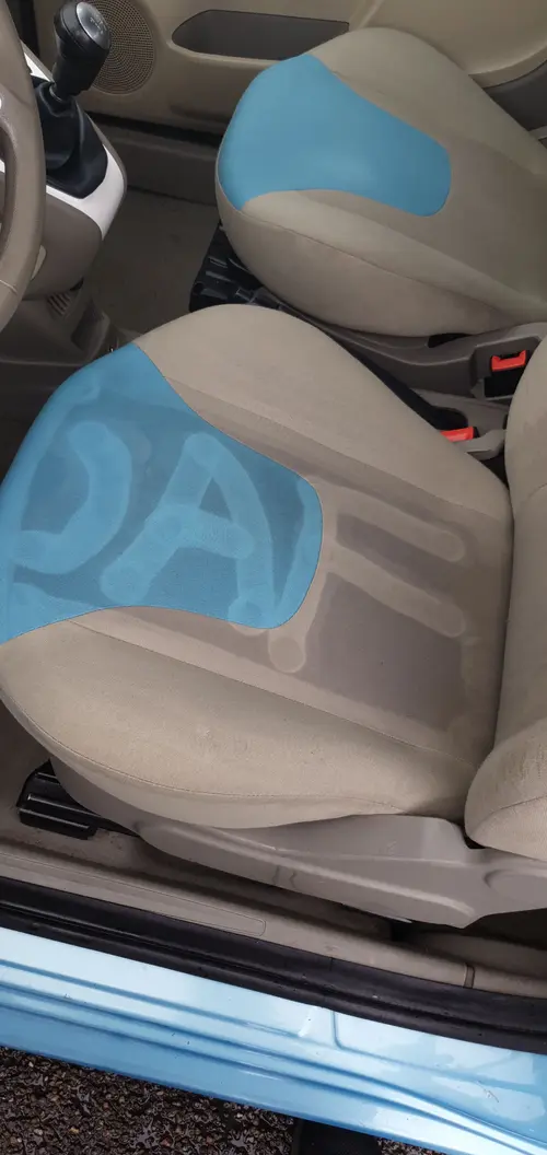 Deels gereinigde autostoel