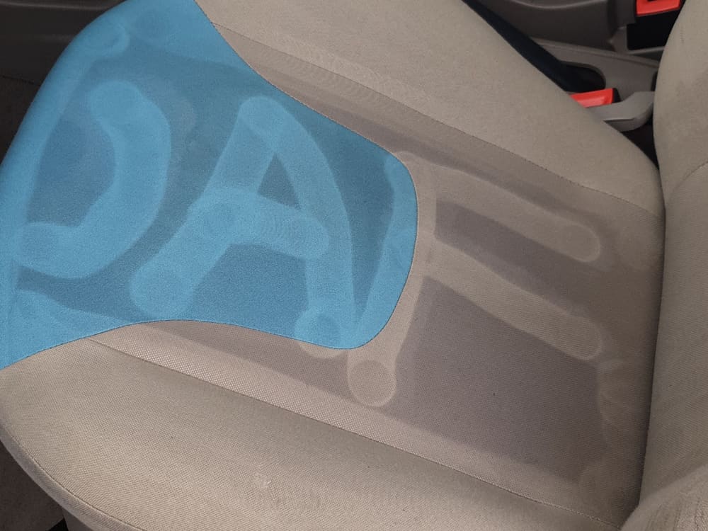 Lichte, gereinigde banen in de vuile bekleding van een autostoel